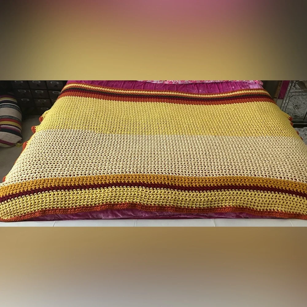🧶Vintage‎ Handmade Crochet Blanket in Groovy 1970s Color🧶